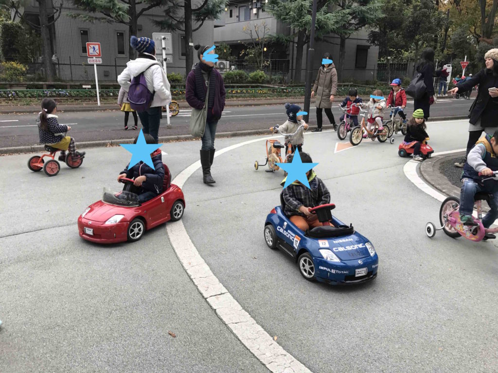 結構、道は混んでます（笑）