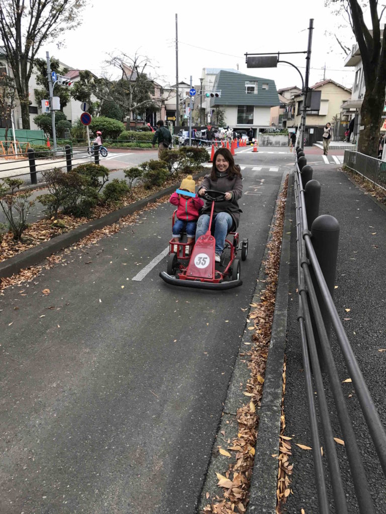 ゴーカートは１組２周まで。信号や横断歩道など、一般道路と同じ。ゴーカートのレーンに沿って進みます。