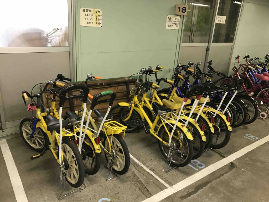 補助輪なしが不安でも大丈夫。後ろに親が持つハンドルが付いている自転車も！