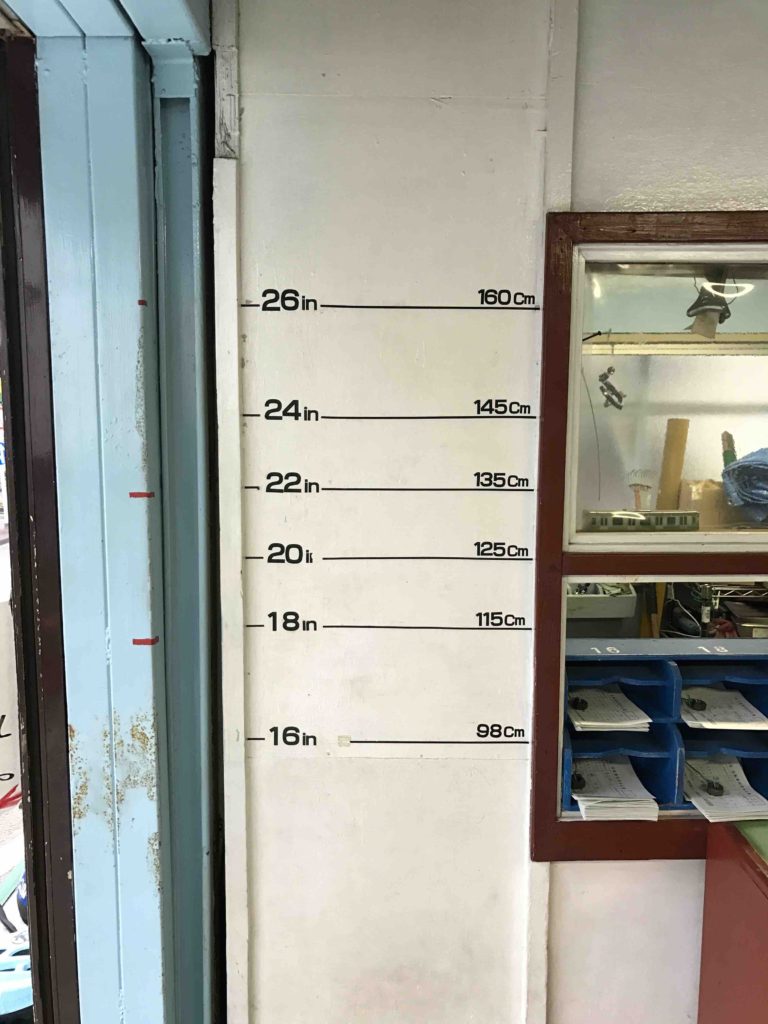 自転車置き場では、身長を測って、何インチの自転車がぴったりかわかります。