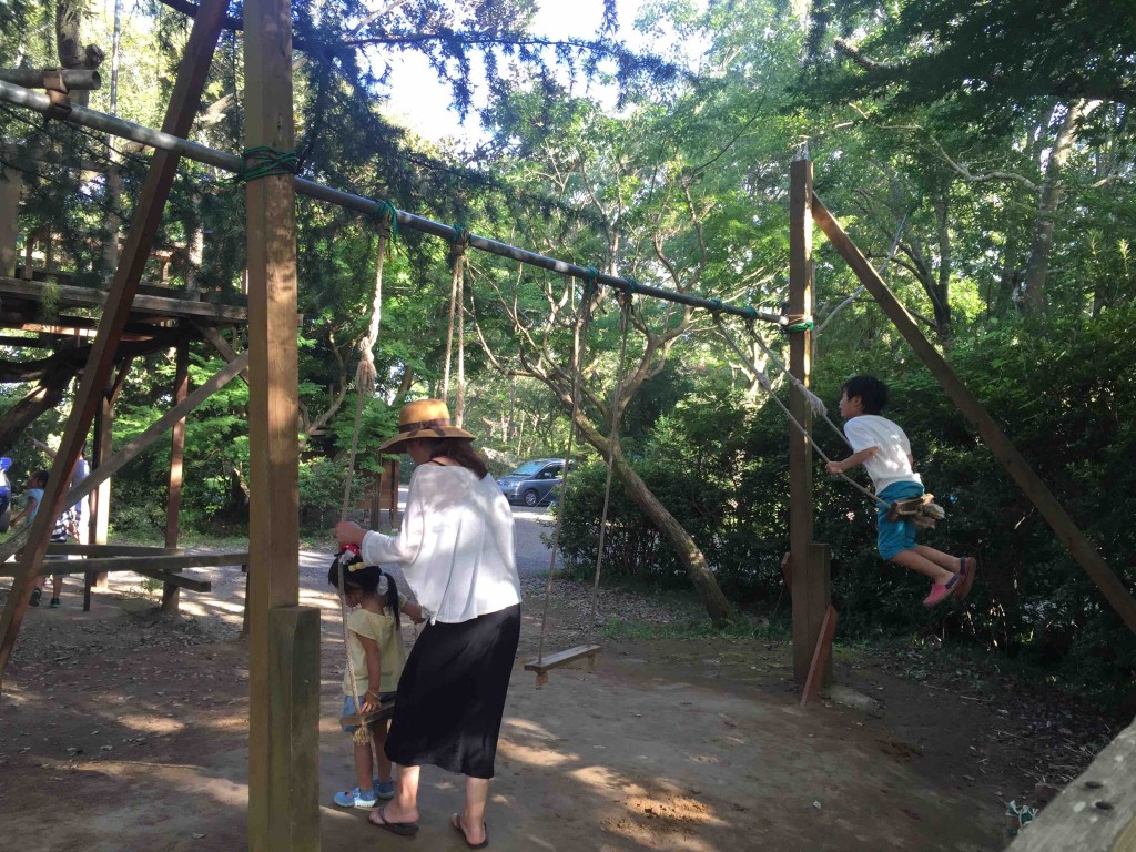 手作り感満載の遊具たち