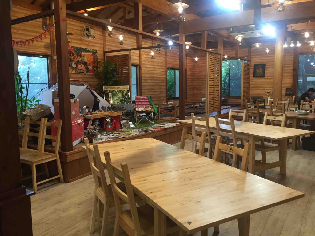 店内は驚くほどキレイで洗練されていて、キャンプ場ということを忘れます（笑）