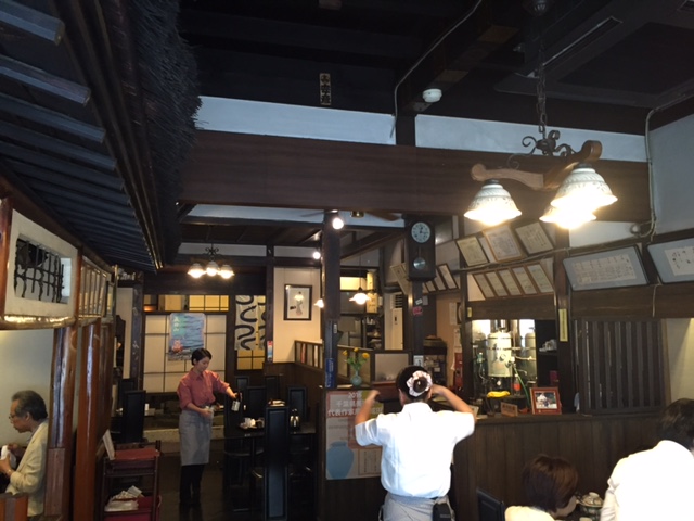 本館は明治初期に建てられ、和とモダンが融合