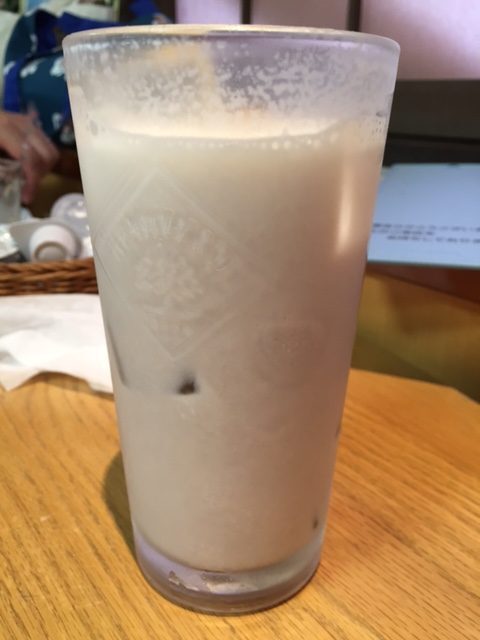 ぱん茶屋ミルク360円。あんこ＆きな粉だけど、意外にすっきり、甘さ控えめで飲みやすい。ぐびぐび飲める感じ。おいしい！好き。