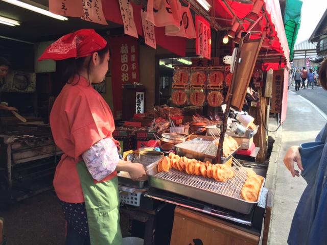 おせんべい屋さんで、散歩のお供に１枚だけ買えたり。