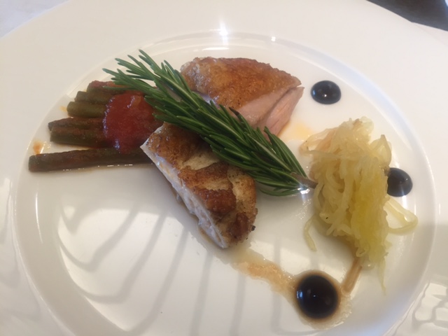 山梨県中村農場産甲州頬落鶏のディアボラ風　いんげんのウミド　黒大蒜のオーリオ