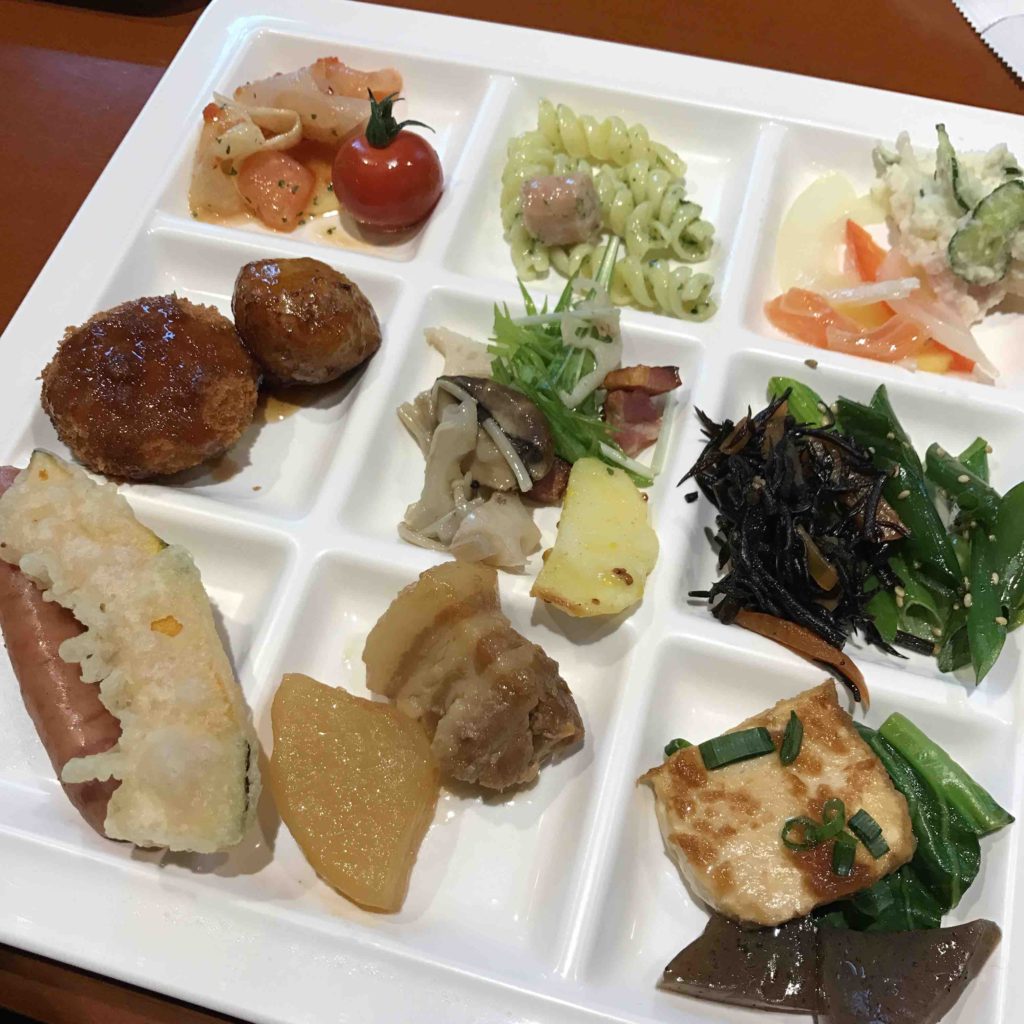 バイキングは全部で８０種類あるそうなので、すべて制覇するには少しずつ、ちょこちょこと。