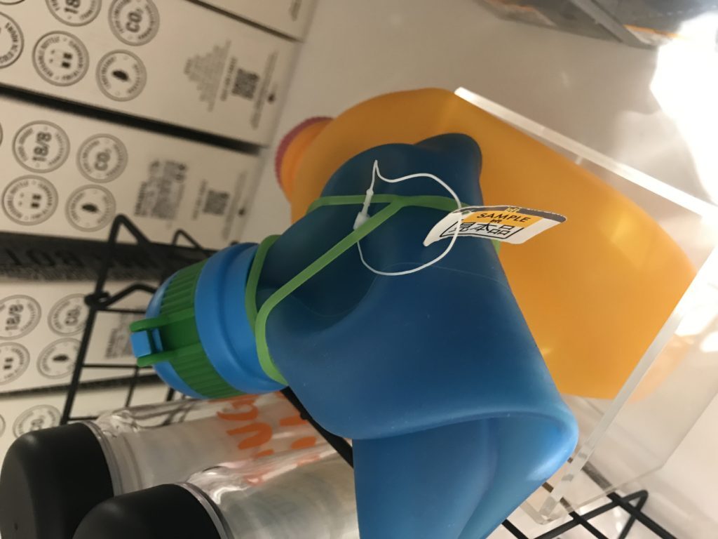 「シリコンボトル アクティブ」500ml。軽いし、小さくまとめられるし、冷凍もできるし、常温にも対応できるし、１つあると本気で便利。